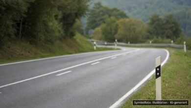 KI-generiertes Symbolfoto zu Verkehrsunfall bei Ebersbach, B10