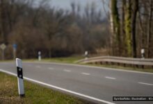 KI-generiertes Symbolfoto zu Verkehrsunfall bei Ebersbach an der Fils, Kauffmann Areal