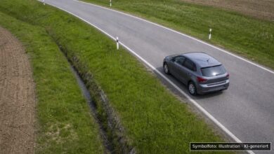 KI-generiertes Symbolfoto zu Verkehrsunfall bei L1152 bei Ebersbach-Sulpach, Abzweigung zur Roßwälder Straße