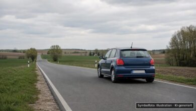 KI-generiertes Symbolfoto zu Verkehrsunfall bei Ortsverbindungsweg zwischen Kirchen und Mühlen bei Ehingen