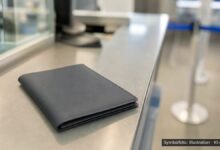 KI-generiertes Symbolfoto zu Grenzkontrolle / Einreiseverweigerung bei Memmingerberg, Flughafen Memmingen