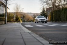 KI-generiertes Symbolfoto zu Verkehrsunfall bei Eislingen, Poststraße