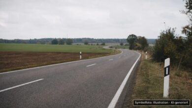 KI-generiertes Symbolfoto zu Verkehrsunfall (Radsturz) bei Schlegelsberg, Erkheim
