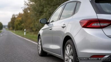 KI-generiertes Symbolfoto zu Fahrzeugbrand bei B 2 bei Langweid am Lech