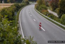KI-generiertes Symbolfoto zu Verkehrsunfall bei Friedberg, Lechhauser Straße auf Höhe der Paul-Lenz-Straße