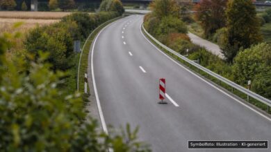 KI-generiertes Symbolfoto zu Verkehrsunfall bei Friedberg, Lechhauser Straße auf Höhe der Paul-Lenz-Straße