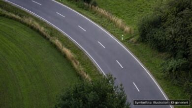 KI-generiertes Symbolfoto zu Verkehrsunfall bei Gerstetten, K 3028 zwischen Zähringen und Sontbergen