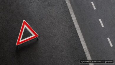 KI-generiertes Symbolfoto zu Verkehrsunfall bei Göppingen, Kreuzung Holzheimer Straße / Wielandstraße