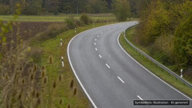 KI-generiertes Symbolfoto zu Verkehrsunfall bei Göppingen, Ulmer Straße