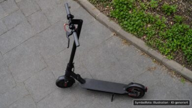 KI-generiertes Symbolfoto eines abgestellten E-Scooters