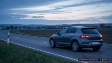 KI-generiertes Symbolfoto zu Verkehrsunfall unter Alkoholeinfluss bei Holzheim