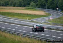 KI-generiertes Symbolfoto zu Verkehrsunfallflucht bei Zubringer zur Autobahnauffahrt A7 Leubas, Kempten