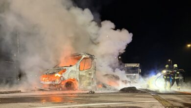 Beitragsbild zu Kleintransporter brennt auf Rastanlage Augsburg: Berufsfeuerwehr löscht Fahrzeugvollbrand