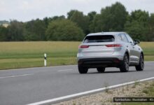 KI-generiertes Symbolfoto zu Verkehrsunfall mit Sachschaden bei B 300 zwischen Wollishausen und Reitenbuch, Gessertshausen