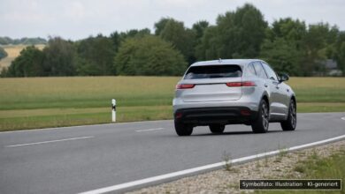 KI-generiertes Symbolfoto zu Verkehrsunfall mit Sachschaden bei B 300 zwischen Wollishausen und Reitenbuch, Gessertshausen