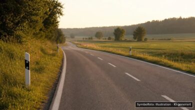 KI-generiertes Symbolfoto zu Verkehrsunfall bei Kreisstraße A 24 in Fahrtrichtung Nordendorf