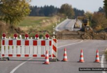 KI-generiertes Symbolfoto zu Straßensperrung / Instandsetzungsarbeiten bei Kreisstraße GZ 7 zwischen Krumbach und Niederraunau