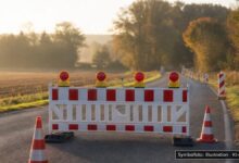 KI-generiertes Symbolfoto zu Straßensperrung wegen Sanierungsarbeiten bei Ziertheim