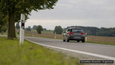 KI-generiertes Symbolfoto zu Verkehrsunfall mit Personenschaden bei Ortsverbindungsstraße zwischen Attenhausen und Ursberg
