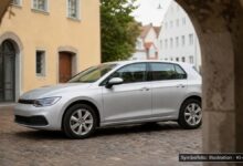 KI-generiertes Symbolfoto zu Verkehrsunfall bei Krumbach
