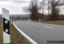 KI-generiertes Symbolfoto zu Verkehrsunfall bei Laichingen