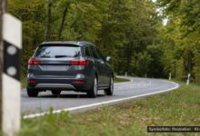 KI-generiertes Symbolfoto zu Verkehrsunfall bei Lauingen