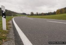 KI-generiertes Symbolfoto zu Verkehrsunfall bei Staatsstraße zwischen Legau und Lautrach