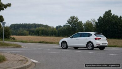 KI-generiertes Symbolfoto zu Verkehrsunfall bei Memmingen, Kreuzung Beethovenstraße/Waldfriedhofstraße
