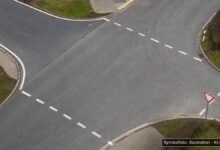 KI-generiertes Symbolfoto zu Verkehrsunfall bei Mindelheim, Kreuzung am Oberen Tor