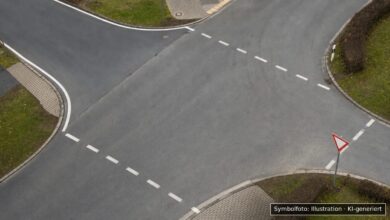 KI-generiertes Symbolfoto zu Verkehrsunfall bei Mindelheim, Kreuzung am Oberen Tor