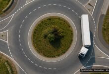 KI-generiertes Symbolfoto zu Sachbeschädigung / Verkehrszeichen beschädigt bei Kreisverkehr B2/Flotzheim, Staatsstraße 2214, Monheim