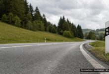 KI-generiertes Symbolfoto zu Verkehrsunfall bei Riedbergpass, Balderschwang