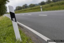 KI-generiertes Symbolfoto zu Verschmutzung der Fahrbahn / Feuerwehreinsatz bei Breitenbrunn und Loppenhausen