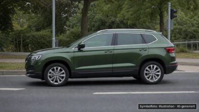 KI-generiertes Symbolfoto zu Verkehrsunfall mit Unfallflucht bei Nürnberg, Oelser Straße / Einmündung Bregenzer Straße