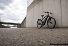 KI-generiertes Symbolfoto zu Fahrraddiebstahl bei Augsburg, Oberhausen, Äußere Uferstraße