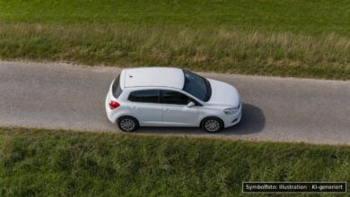 KI-generiertes Symbolfoto zu Verkehrsunfall mit Fahrerflucht und Zeugenaufruf bei Ottobeuren