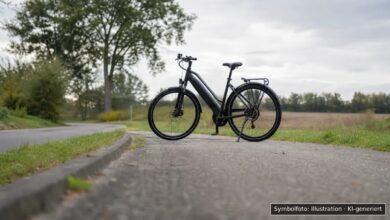 KI-generiertes Symbolfoto zu Verkehrsunfall bei Sielenbach