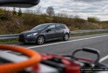 KI-generiertes Symbolfoto zu Fahrzeugbrand bei A96 bei Türkheim