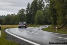 KI-generiertes Symbolfoto zu Verkehrsunfall bei Staatsstraße 2006 zwischen Zaumberg und Missen