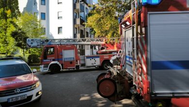 Beitragsbild zu Rauchaustritt aus Wohnhaus in Augsburg: Angebrannte Speisen lösen Feuerwehreinsatz aus