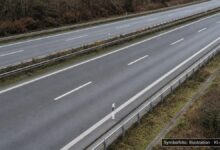 KI-generiertes Symbolfoto zu Verkehrsunfälle bei A7 bei Altenstadt sowie A96 bei Wiedergeltingen, Stetten und Memmingen