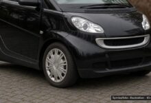 KI-generiertes Symbolfoto zu Verkehrsunfall nach Fahrzeugdiebstahl und Flucht bei Schwabing, München