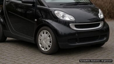 KI-generiertes Symbolfoto zu Verkehrsunfall nach Fahrzeugdiebstahl und Flucht bei Schwabing, München