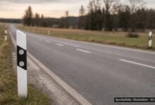 KI-generiertes Symbolfoto zu Verkehrsunfall nach unbefugtem Gebrauch eines Kfz bei Brabanter Straße, München-Schwabing