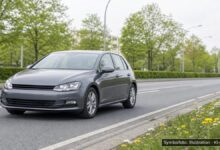 KI-generiertes Symbolfoto zu Verkehrsunfall bei München-Schwabing, Leopoldstraße