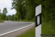 KI-generiertes Symbolfoto zu Verkehrsunfallflucht bei Schwangau, Parkplatz am Schwansee