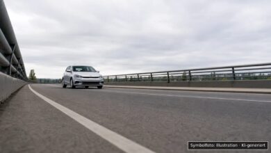 KI-generiertes Symbolfoto zu Verkehrsgefährdung / Falschfahrt bei Schweinfurt, Hahnenhügelbrücke
