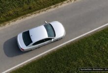 KI-generiertes Symbolfoto zu Verkehrsunfall bei L 1079 bei Nerenstetten, Langenau