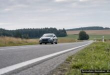 KI-generiertes Symbolfoto zu Verkehrsunfall bei Kreisstraße 23 zwischen Marktoberdorf und Leuterschach