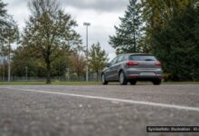 KI-generiertes Symbolfoto zu Unfallflucht bei Sonthofen, Stadionweg